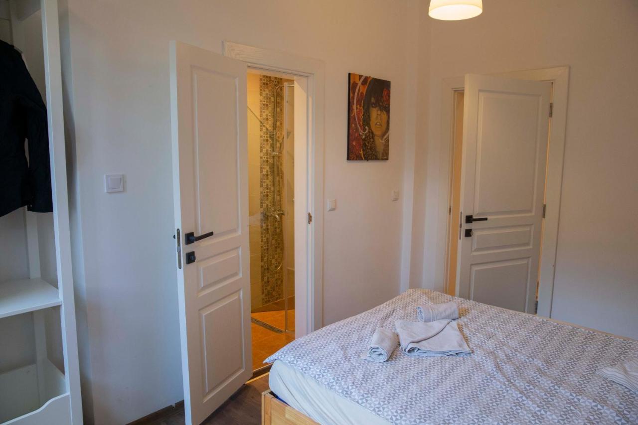 Central Sofia 3-Bedroom Apartment - Urban Art Gallery - Free Parking! Kültér fotó