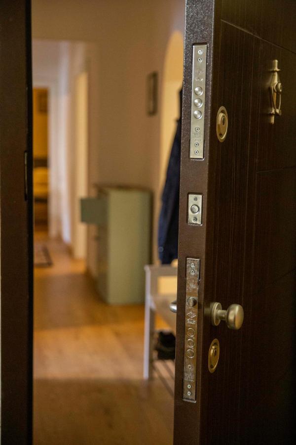 Central Sofia 3-Bedroom Apartment - Urban Art Gallery - Free Parking! Kültér fotó